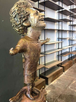 Illustration for article titled Mohamed Salah Is Officially A Great Player Now That He Has A Creepy Statue In His Likeness